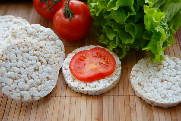 Maiscracker, Tomaten und Salat — Stockfoto