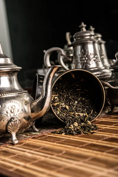 Fresh tea and metal teapot — 图库照片