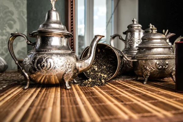 Tee und alte Teekannen auf dem Tisch — Stockfoto