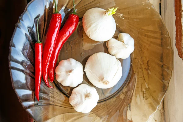 Sarımsak ve biber tam plaka — Stok fotoğraf