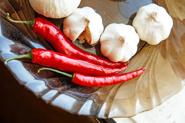 Knoblauch und Chilipfeffer im Teller — Stockfoto