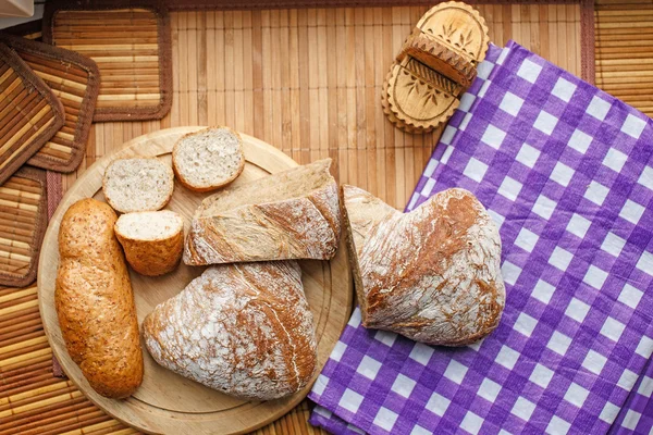 Sabroso pan en la mesa — Foto de Stock