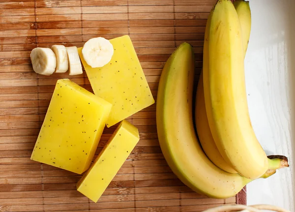 Composición amarilla de plátano y jabón —  Fotos de Stock