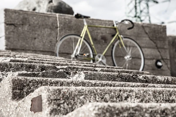 Leiter über Fahrrad — Stockfoto