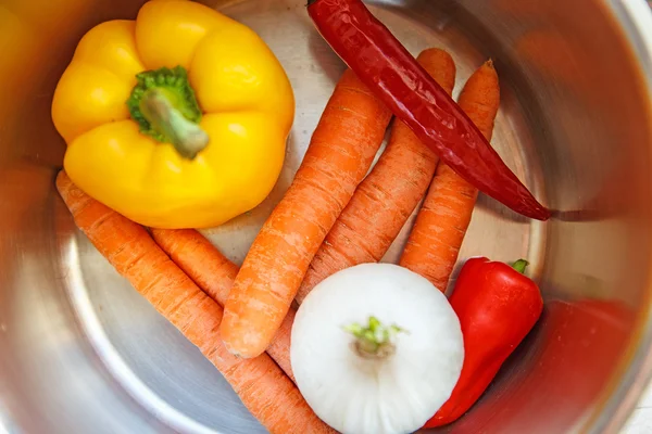 Verse tomaten en krokante maïs crackers — Stockfoto