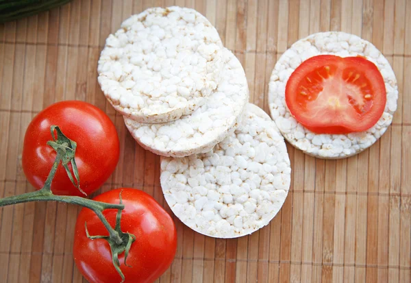 Fresh tomatoes and corn crackers — Stock Photo, Image