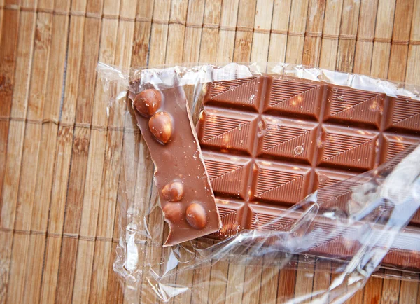 Openned sütlü çikolata fındık — Stok fotoğraf