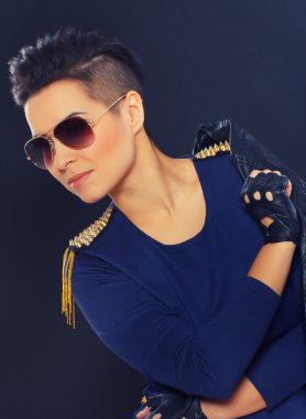 tutkulu kadın mikrofona şarkı güneş gözlüğü takıyor