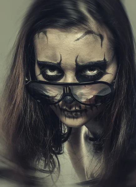 Sinister meisje met een schedel make-up — Stockfoto