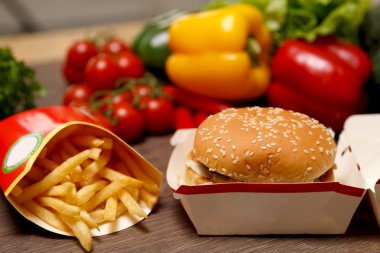 BigMac ve patates kızartması sağlıklı bir zemin üzerine