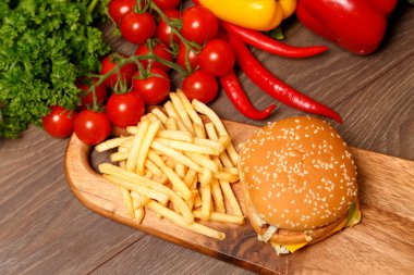hamburger ve patates ahşap kesme tahtası