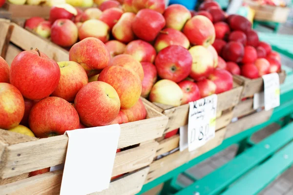 Röda färska äpplen i en trälåda — Stockfoto