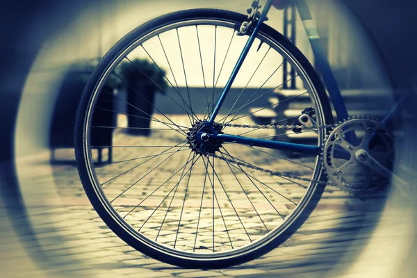 Roda desfocada de uma bicicleta vintage — Fotografia de Stock