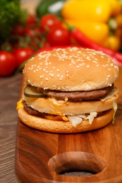 Close-up of a Big Mac on a wooden cutting board — Stock Photo, Image