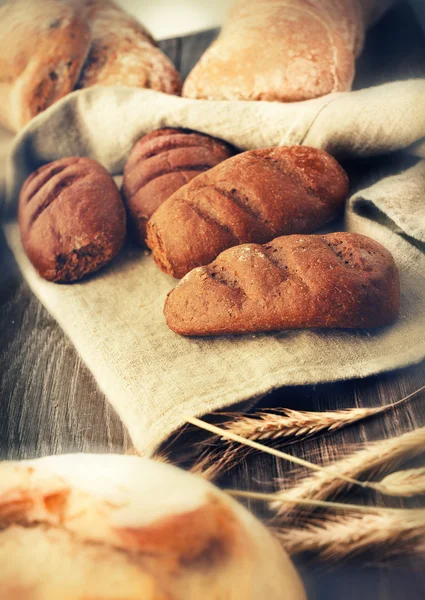 Loaves of bread on a linen cloith — Stock Photo, Image