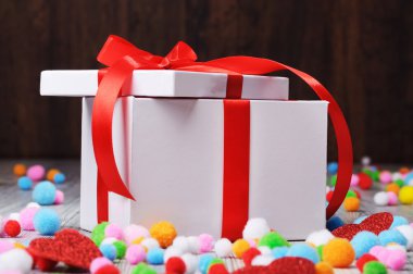 Açık hediye kutusu ve bir sürü keçe pom poms