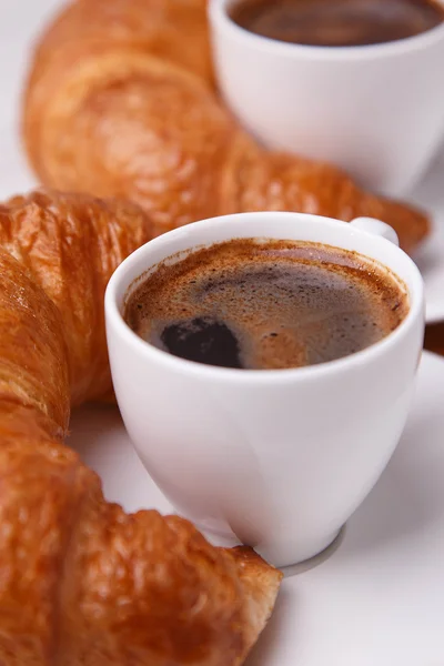 Dos tazas de café y dos croissants — Foto de Stock