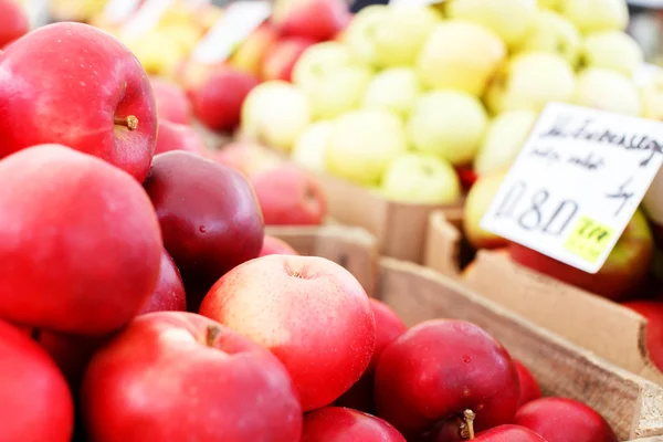 Boerderij appels verkocht op de markt — Stockfoto