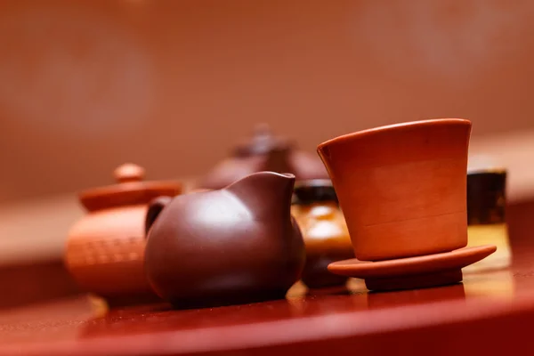 Tradiční asijské hnědé hliněné nádobí — Stock fotografie