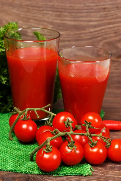 Dos vasos de jugo de tomate sobre fondo de madera —  Fotos de Stock