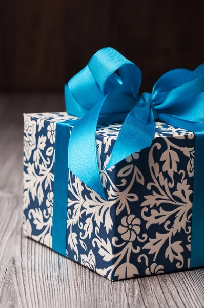 Close-up van een blauwe patroon doos met een lint — Stockfoto