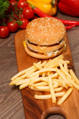 hamburger ve patates kızartması sebze Wood ile