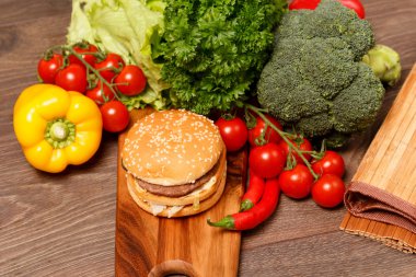 hamburger ve sağlıklı foood odun