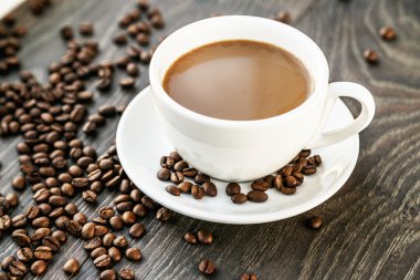 bir fincan beyaz kahve ve fasulye