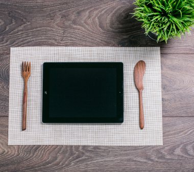 Tablet bilgisayarınız masanın üzerine bir yemek olarak