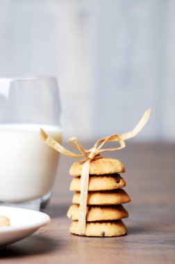 yanında bir bardak süt bir kurdele ile bağlanmış kurabiye