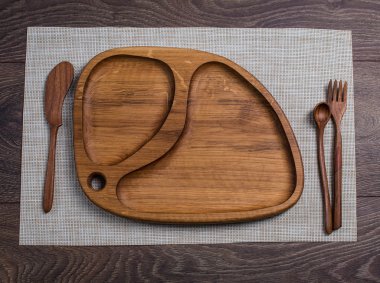 ahşap yemek takımı ve çatal bıçak takımı bir bez üzerinde