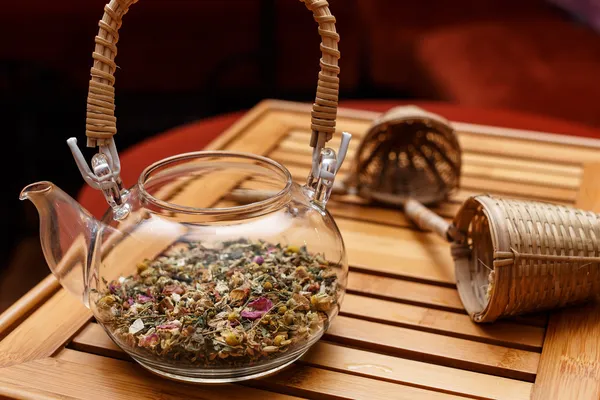 玻璃茶壶和红色背景上的两个滤茶器 — 图库照片