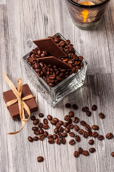 Schokolade in ein Glas Kaffeebohnen geklebt — Stockfoto