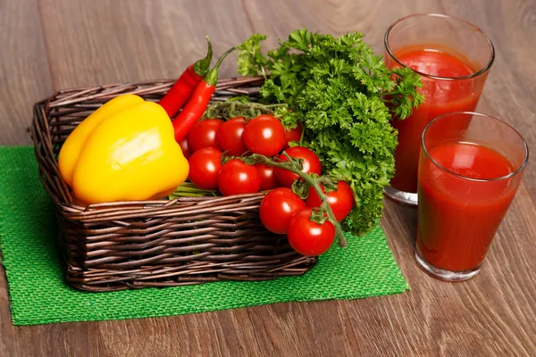 Basket with veggies and tomato juice — Stock Photo, Image