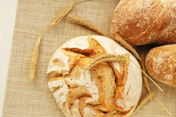 Round bread loaf and ears — Stock Photo, Image