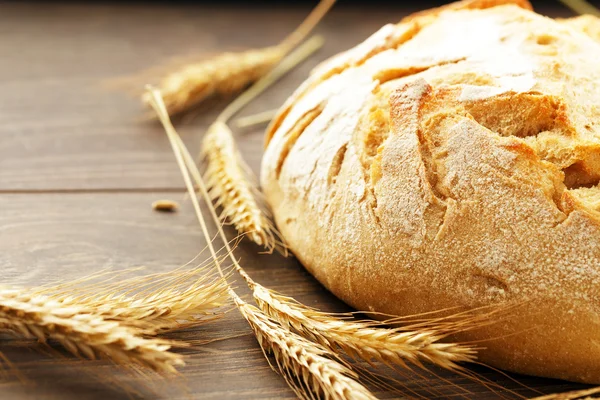 Primo piano di una crosta di pane e orecchi — Foto Stock