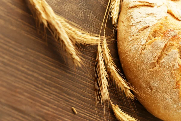 Nahaufnahme eines hausgemachten Brotlaibs und Ohren — Stockfoto