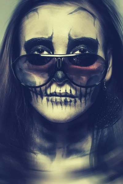 Sinister meisje met een schedel make-up — Stockfoto