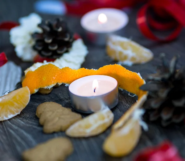 Tea candle and mandarin peel with gingerbread cookies — Stock Photo, Image
