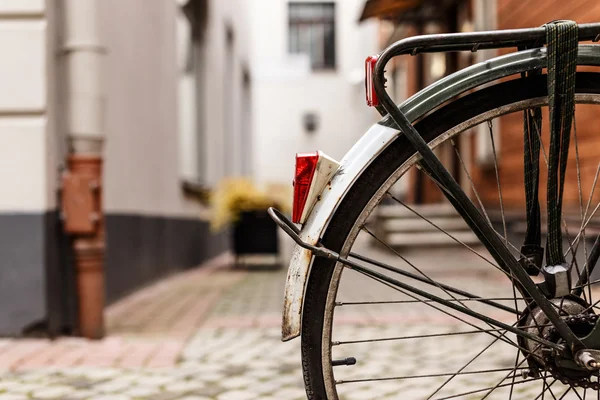 Baksidan av vintage cykel på gatan — Stockfoto