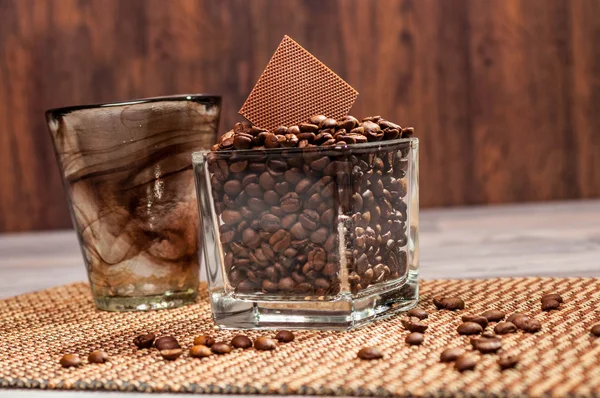 Kaffebönor och choklad i ett glas — Stockfoto