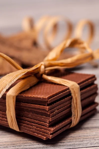 Ultra denken Schokolade mit einem orangefarbenen Band gebunden — Stockfoto