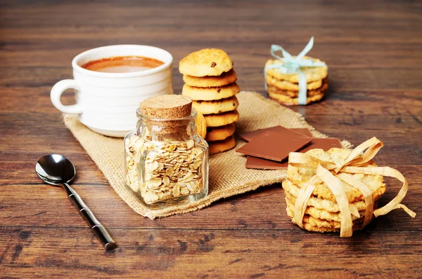 Oats in a jar and hot chocolate with cookiesq — Stock Photo, Image