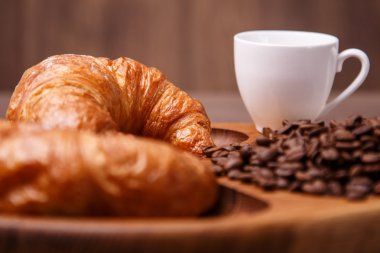 kruvasan ve kahve çekirdekleri ahşap oyun tahtası