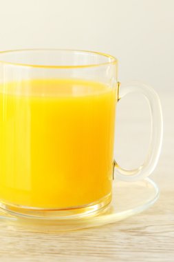 portakal suyu ile dolu bir bardak kupa