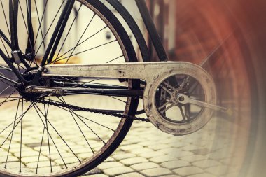 eski bir paslı bisiklet tekerleği