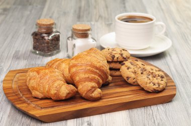 fincan kahve ve farklı pişmiş ürünler