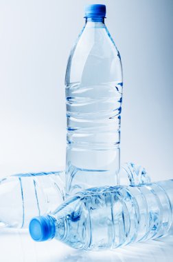 Üç şişe su degrade arka plan üzerinde