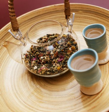 iki kil bardak şeffaf çaydanlık