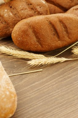 yırtık parça kumaş peçeteye ekmek